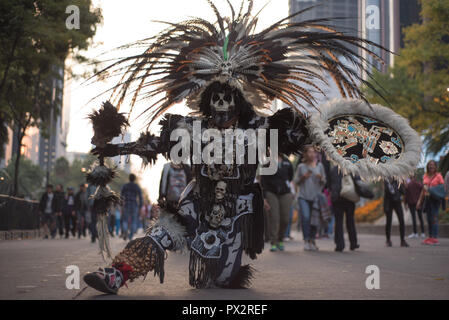 Ein Mann gekleidet wie einer aztekischen Krieger tragen typische Make-up am Tag der Toten Parade in Mexiko Stadt Stockfoto