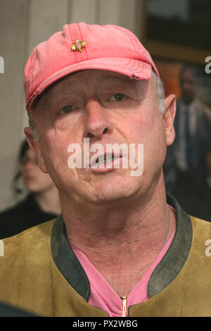 Tony Scott 04/18/04 Mann, der Feuer und @ Mann Nationaltheater, Westwood Foto von kazumi Nakamoto/HNW/PictureLux April 18, 2004 Datei Referenz # 33686 1142 HNWPLX Stockfoto