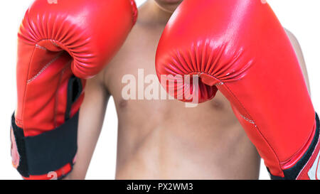 Kai Thai Martial Arts ist die nationale Kunst von Thailand. Beliebte aus der ganzen Welt, Thai Kids üben und roten Boxhandschuhen. Stockfoto