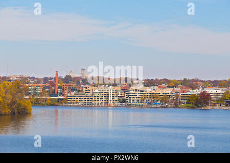 Potomac River am frühen Morgen im Herbst, Washington DC, USA. Urbane Landschaft im beliebten Viertel in der Nähe des Flusses. Stockfoto