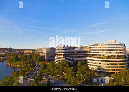 Potomac River Panorama im Herbst vor Sonnenuntergang, Washington DC, USA. Urbane Landschaft Licht der Abendsonne im frühen Herbst. Stockfoto