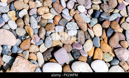 Verschiedene farbige Steine sind zusammen gestellt. In der Sonne die Steine sind über die Felsen überlagert, gibt es einen großen Stein auf den Block, nicht einen kleinen Stein. Stockfoto