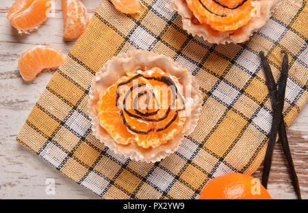 Cupcakes mit Mandarinen Stockfoto