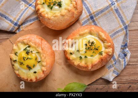 Gerösteten Brötchen gefüllt mit Eiern und Speck Stockfoto