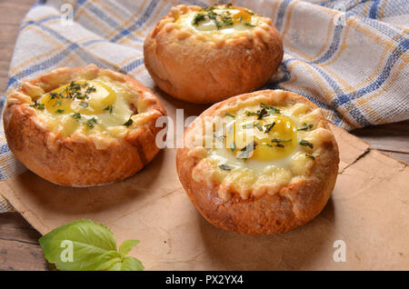 Gerösteten Brötchen gefüllt mit Eiern und Speck Stockfoto