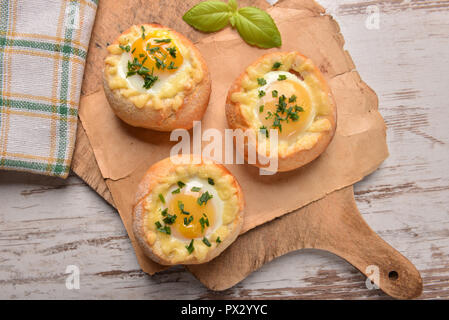 Gerösteten Brötchen gefüllt mit Eiern und Speck Stockfoto