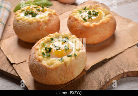 Gerösteten Brötchen gefüllt mit Eiern und Speck Stockfoto