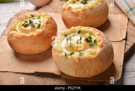 Gerösteten Brötchen gefüllt mit Eiern und Speck Stockfoto