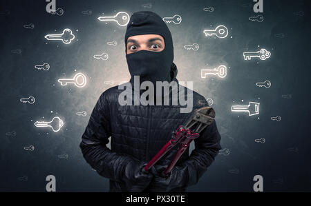 Einbrecher stehen Werkzeuge in seiner Hand. Stockfoto