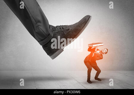 Großen formellen Schuh unten junge kleine Marktteilnehmer Mann Stockfoto