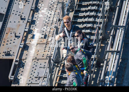 Der Herzog von Sussex gibt einen Daumen nach oben, als er die Sydney Harbour Bridge mit Premierminister von Australien Scott Morrison und Invictus Games Konkurrenten am vierten Tag des Herzogs und der Herzogin von Sussex's Besuch in Australien steigt. Stockfoto