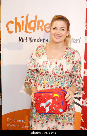 TK Maxx Reden anlässlich des Welt Kinder Tages az TK Maxx Store Hamburg-Altona TK Maxx Talkrunde Anlaesslich des Weltkindertages, TK Maxx-Store, Oberösterreich mit: Nina Bott (schwanger) Wo: Hamburg, Deutschland Wann: 17 Sep 2018 Credit: Becher/WENN.com Stockfoto