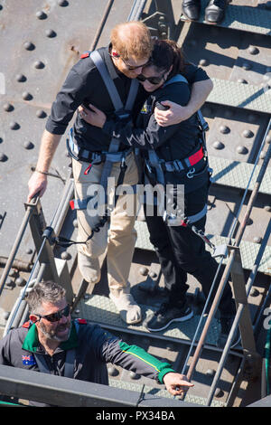 Der Herzog von Sussex Umarmungen Fellow climber bei einem Besuch der Sydney Harbour Bridge mit Premierminister von Australien Scott Morrison und Invictus Games Konkurrenten am vierten Tag des Herzogs und der Herzogin von Sussex Besuch in Australien. Stockfoto