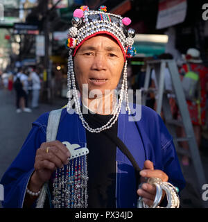 Ein akha Bergvolk Frau aus Nordthailand verkauft Souvenirs in der Soi Bangla, Patong, Phuket, Zentrum der Insel Nachtleben Stockfoto