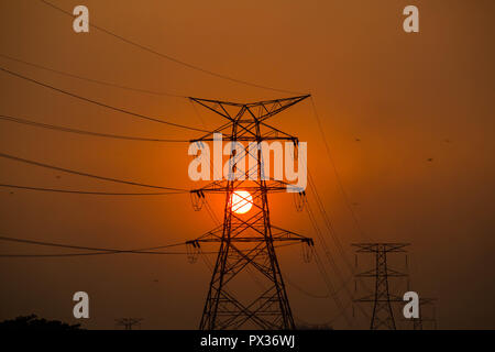 Strommasten der National Grid. Dhaka, Bangladesch Stockfoto