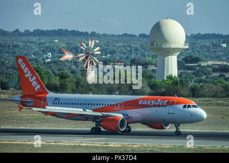 EasyJet fährt auf der Start- und Landebahn in Palma de Mallorca, Spanien Europa Stockfoto