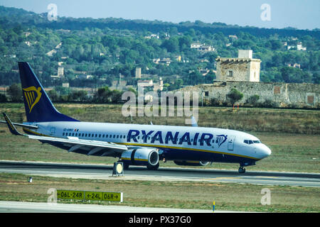 Ryanair Flugzeug läuft auf der Landebahn, Palma De Mallorca, Spanien Stockfoto