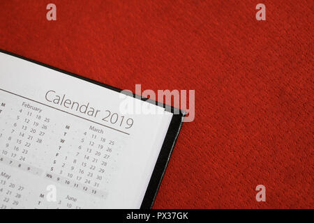 2019 Kalender auf Rot Leder Stockfoto