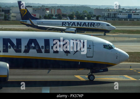 Zwei Ryanair-Flugzeuge auf der Start- und Landebahn, Flughafen Palma de Mallorca, Spanien Stockfoto