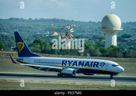 Ryanair Flugzeug auf der Startbahn, Flughafen Palma de Mallorca, Spanien Stockfoto