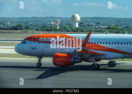 EasyJet Flugzeug auf einer Landebahn, Palma de Mallorca, Spanien Stockfoto