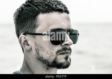 Porträt eines Mannes, ein Mann mit Sonnenbrille closeup Schwarz und Weiß Foto Stockfoto