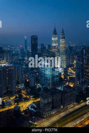 Kuala Lumpur nacht Stadtbild Skyline mit beleuchteten Autobahn flyover Straße, Luftaufnahme Winkel von drohne Stockfoto