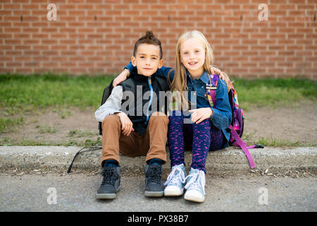 Zwei Schüler Kind auf dem Schulhof Stockfoto