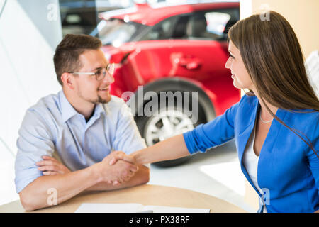 Business Auto Verkäufer arbeiten mit dem Client Stockfoto