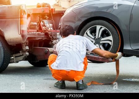 Anreise mit dem Auto ist ein Fahrzeug, das Auto nicht verwendet werden können und die Reparatur bewegt werden, mieten Sie ein Mechaniker das Auto zu ziehen. Die Maintenance Center reparieren. Stockfoto