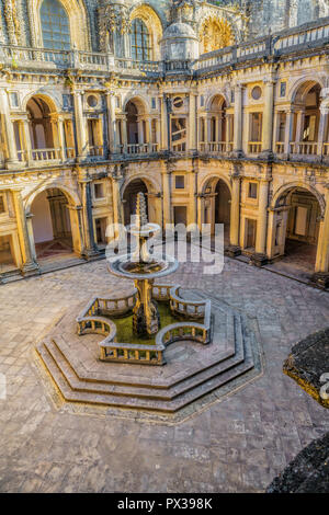 Tomar, Portugal - Kreuzgang von D. Joao III, Innenhof im 12. Jahrhundert Kloster Christi in Tomar, Portugal UNESCO-Weltkulturerbe. Stockfoto