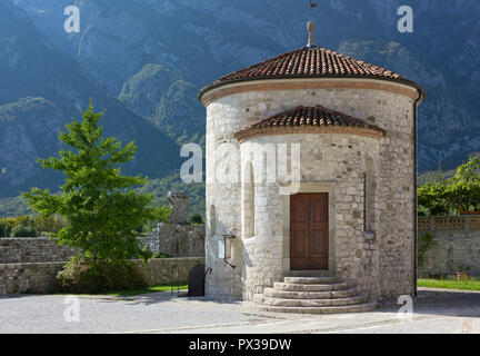 Alte Taufbecken in Venzone, Italien, neben dem Duomo Stockfoto