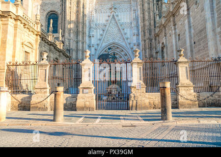 Sevilla, Spanien, Europa. Die Kathedrale von Sevilla, auch bekannt als Kathedrale der Heiligen Maria des Siehe ist der weltweit größte Kathedrale Stockfoto