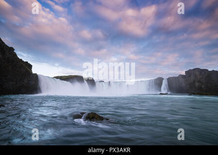 Godafoss - eines der Island Wasserfälle. Berühmte Touristenattraktion. Landschaft mit einer Kaskade auf dem Fluss und einen schönen Himmel bei Sonnenuntergang Stockfoto