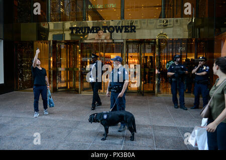 USA, New York City, Trump Tower mit weißer Polizeiwache und schwarzem Portier in der 5. Avenue Stockfoto