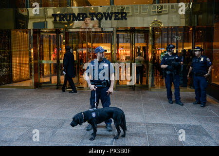 USA, New York City, Trump Tower mit Polizeischutz und Portier in der 5. Avenue Stockfoto