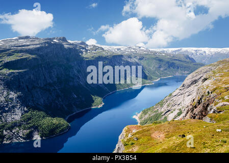 Ringedalsvatnet - Bergsee in der Nähe von trolltunga. Die malerische Landschaft von Norwegen. Bei schönem Wetter Stockfoto