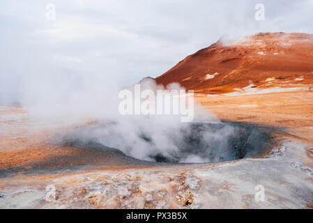 Island geothermische Energie. Namafjall-Bereich im Feld von hverir. Landschaft, die Pools der kochenden Schlamm und heißen Quellen. Touristische und natürlichen Attraktionen Stockfoto