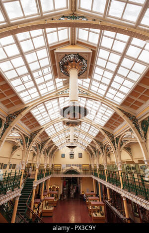 Interieur der Industrial Gallery im Birmingham Museum and Art Gallery, England Stockfoto