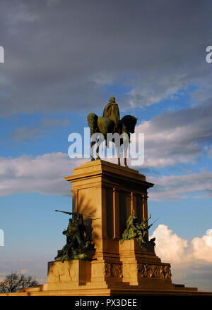 Giuseppe Garibaldi, einem der Väter des Vaterlandes Italien, mit Sonnenuntergang Himmel und Wolken. Denkmal im Jahr 1895 an der Spitze des Gianicolo in Rom Stockfoto