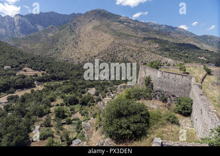 Berge rund um die Stadt von Corte. Defensive Mauer. Mur obronny. Góry w okolicy miasta Corte. Stockfoto