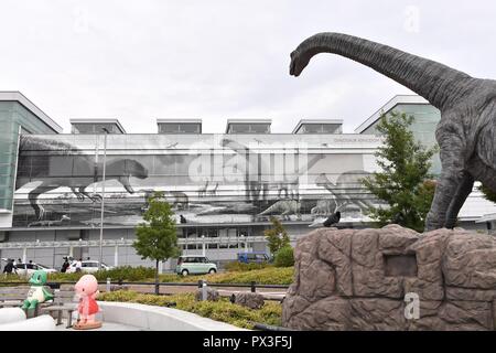 Dinosaurier Denkmäler stehen vor fukui Station in Fukui Stadt Fukui Präfektur in Japan, am 4. Oktober 2018. Quelle: LBA/Alamy leben Nachrichten Stockfoto