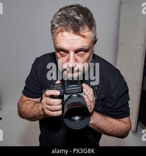 Berlin, Deutschland. 17 Okt, 2018. Exklusiv: 17.10.2018, oben Fotograf John Rankin Waddell' Rankin' wurde an der BOMBAY SAPPHIRE Canvas Bar in Berlin gebucht. Exklusive Portrait des Fotografen mit seiner Hasselblad Kamera vor seinen Job. In Deutschland, Rankin ist auch für seine Jobs bei Germany's Next Top Modell bekannt. | Verwendung der weltweiten Kredit: dpa/Alamy leben Nachrichten Stockfoto