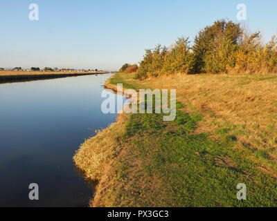 Sheerness, Kent, Großbritannien. Okt, 2018 19. UK Wetter: ruhiger und sonniger Morgen in Sheerness, Kent mit einem leichten Schauer in der Luft. Credit: James Bell/Alamy leben Nachrichten Stockfoto