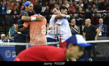 Prag, Tschechische Republik. Okt, 2018 18. L-R Deutsche Tommy Haas und Leander Paes von Indien, und Novak Djokovic aus Serbien und der tschechischen Tennisspieler Radek Stepanek während der abschiedsfeier seine Karriere beenden in Prag, Tschechische Republik, 18. Oktober 2018 anzunehmen. Quelle: Michal Kamaryt/CTK Photo/Alamy leben Nachrichten Stockfoto