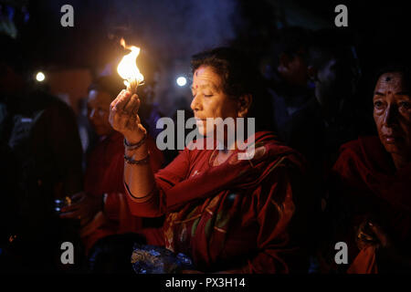 Bhaktapur, Nepal. Okt, 2018 19. Ein Devotee bietet öl Lampe, wie sie bei Bramahini Tempel verehrt, während der Zehnten Dashain Festival. Während der dashain Festival, Nepalesische hinduistischen Gläubigen verehren, Durga, eine Mutter Göttin der Macht und Wohlstand, die Tieropfer, vor allem Ziegen und Büffeln. Im Allgemeinen ist das dashain Hindu Festival ist eine Feier des Sieges der Götter über die Dämonen. Credit: Sunil Pradhan/SOPA Images/ZUMA Draht/Alamy leben Nachrichten Stockfoto