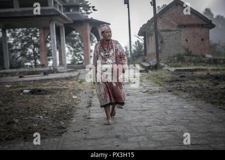 Bhaktapur, Nepal. Okt, 2018 19. Ein Priester zu Fuß zur Bramahini Tempel verehrt, am frühen Morgen, während der Zehnten Dashain Festival. Während der dashain Festival, Nepalesische hinduistischen Gläubigen verehren, Durga, eine Mutter Göttin der Macht und Wohlstand, die Tieropfer, vor allem Ziegen und Büffeln. Im Allgemeinen ist das dashain Hindu Festival ist eine Feier des Sieges der Götter über die Dämonen. Credit: Sunil Pradhan/SOPA Images/ZUMA Draht/Alamy leben Nachrichten Stockfoto