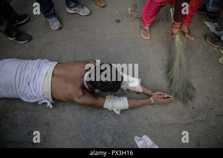 Bhaktapur, Nepal. Okt, 2018 19. Ein Devotee rollen auf dem Boden als er führt eine Rituale an Branahini Tempel während der Zehnten Dashain Festival. Während der dashain Festival, Nepalsese hinduistischen Gläubigen verehren, Durga, eine Mutter Göttin der Macht und Wohlstand, die Tieropfer, vor allem Ziegen und Büffeln. Im Allgemeinen ist das dashain Hindu Festival ist eine Feier des Sieges der Götter über die Dämonen. Credit: Sunil Pradhan/SOPA Images/ZUMA Draht/Alamy leben Nachrichten Stockfoto