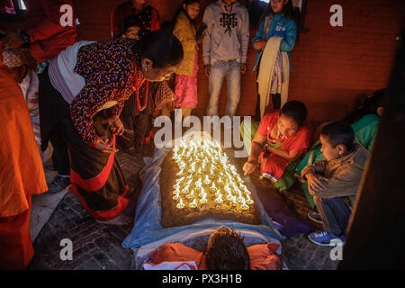 Bhaktapur, Nepal. Okt, 2018 19. Ein Anhänger öl Lampe leuchtet auf seinem Körper als Teil der Rituale an Branahini Tempel während der Zehnten Dashain Festival. Während der dashain Festival, Nepalesische hinduistischen Gläubigen verehren, Durga, eine Mutter Göttin der Macht und Wohlstand, die Tieropfer, vor allem Ziegen und Büffeln. Im Allgemeinen ist das dashain Hindu Festival ist eine Feier des Sieges der Götter über die Dämonen. Credit: Sunil Pradhan/SOPA Images/ZUMA Draht/Alamy leben Nachrichten Stockfoto