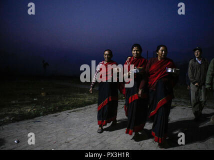 Bhaktapur, Nepal. Okt, 2018 19. Anhänger kommen am frühen Morgen Bramahini Tempel verehrt, während der Zehnten Dashain Festival. Während der dashain Festival, Nepalesische hinduistischen Gläubigen verehren, Durga, eine Mutter Göttin der Macht und Wohlstand, die Tieropfer, vor allem Ziegen und Büffeln. Im Allgemeinen ist das dashain Hindu Festival ist eine Feier des Sieges der Götter über die Dämonen. Credit: Sunil Pradhan/SOPA Images/ZUMA Draht/Alamy leben Nachrichten Stockfoto